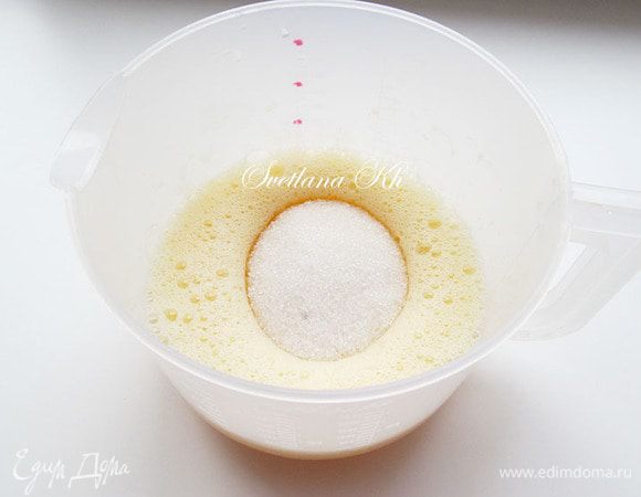 Яйца, соль и сахар взбить до пышной массы. Добавить сливки и ванилин.