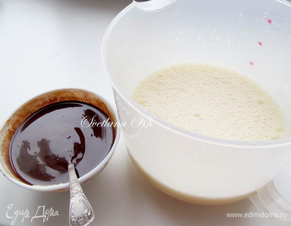 Подмешать шоколадно-масляную массу к взбитым яйцам.