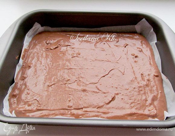 Прямоугольную форму застелить пергаментом. Вылить тесто и разровнять лопаткой. Выпекать при 170-180 гр. около 30 минут. Главное - не передержать, иначе бисквит получится сухой. Серединка должна слегка мазать зубочистку. Готовый бисквит остудить  на решетке. Желательно оставить его до следующего дня. Вкус получается просто обалденным. Можно дальше уже ничего не делать, а есть один бисквит. Муж съел все обрезки и сказал, что мало.....