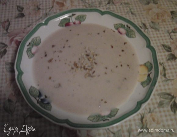 Овощи сложить в посуду для микроволновой печи, залить бульоном накрыть крышкой и готовить при максимальной мощности 8-10 мин., затем добавить сливки и орешки, специи, все перемешать переложить в блендер и пюрировать суп. Подавать суп, разлив по тарелкам, посыпав орешками.