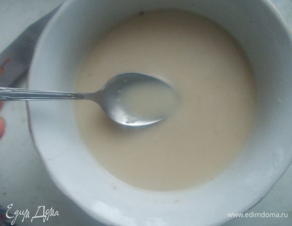 Дрожжи залить теплой  водой с сахаром и оставить пока не растворится.