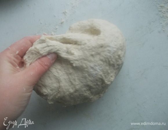 Замешиваем тесто не добавляя муки, тщательно и нежно.Тесто сразу будет прилипать к рукам, но нужно терпеливо продолжать мешать.
