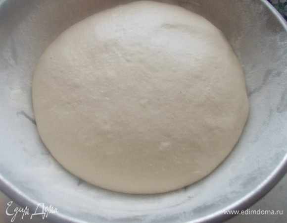 Достать тесто, которое подошло в два раза.