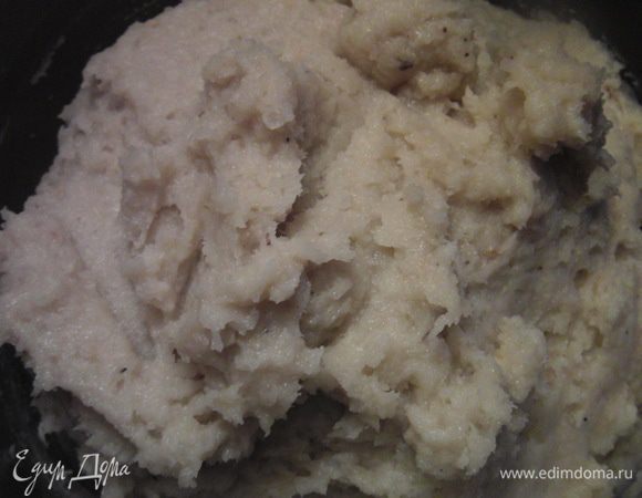 Мясо индейки превратить в фарш. Лук почистить,промыть и натереть на крупной терке (по рецепту лук обжарить в раст.масле и остудить). Яблоко промыть, очистить от кожуры и семечек и также натереть на крупной терке.Если нет готового пюре, то необходимо сварить 2 картофелины, добавив немного сливочного масла, и пюрировать вилкой. В фарш добавить лук, яблоко, пюре, паниров. сухари и измельч. орехи, все тщательно перемешать, затем добавить яйцо, специи и еще все тщательно перемешать до однородной массы.