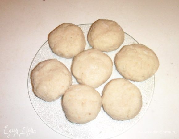 Сформировать из фарша котлетки и убрать в холодильник.