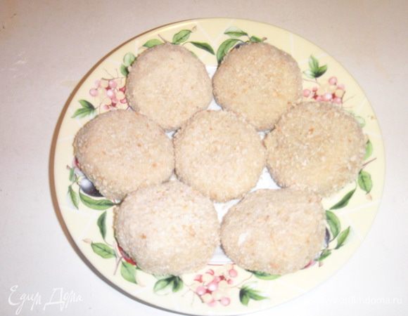 Котлеты обвалять в муке,потом окунуть во взбитые  яйца и обвалять в панировочных сухарях.