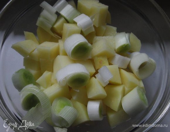 В бульон добавить порезанный средним кубиком картофель, лук-порей кольцами, уменьшить огонь, готовить 10 минут.