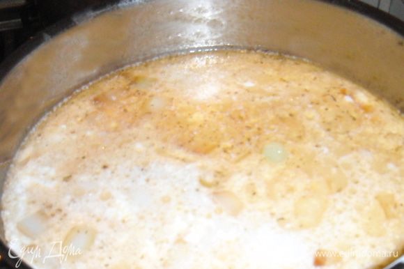 Сливки добавить за 5 мин. до готовности супа. Перед тем, как сделать суп-пюре, отложите немного рыбного филе для украшения. Также суп можно подавать с зеленью, тертым сыром. P.S.: если суп-пюре жидкий - добавьте в него еще картофель, сваренный в мундире.