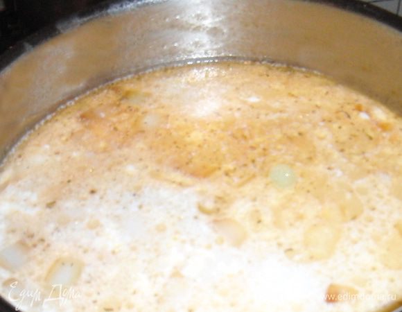 Сливки добавить за 5 мин. до готовности супа. Перед тем, как сделать суп-пюре, отложите немного рыбного филе для украшения. Также суп можно подавать с зеленью, тертым сыром. 
P.S.: если суп-пюре жидкий - добавьте в него еще картофель, сваренный в мундире.

