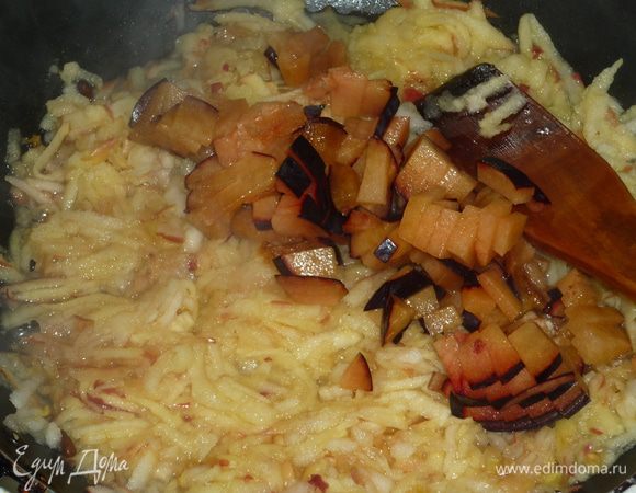 для начинки натереть яблоки на терке, сливы мелко порезать, на сковороду налить полстакана воды, положить яблоки и сливы, потушить