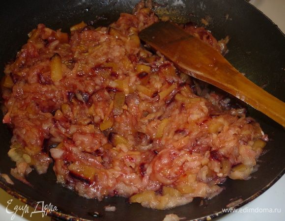 начинка должна хорошо проготовиться. если вода сильно выпарится. то добавить еще полстакана, посыпать сверху кисель, тщательно перемешать, снять с огня. начинка станет густой. можно вместо слив добавить любые сухофрукты