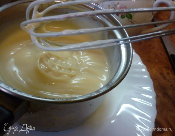 приготовить пудинг из пакетика. в 4 ст. л. молока растворить содержимое пакета, остальное молоко вскипятить, добавив в него 10 ирисок или конфет "Коровка". конфеты быстро растворятся. если вы сладкоежка, то положите еще столовую ложку сахара. когда молочно-карамельная смесь закипит, засыпьте растворенный пудинг, положите масло, перемешивайте венчиком