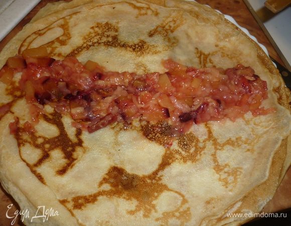 на каждый блинчик по центру кладем начинку, сворачиваем в трубочку, я положила 4 трубочки, смазала их кремом, сверху еще 3, потом 2 и макушечка - всего получилось 10. все смазала кремом, натерла шоколад. подержала часок на холоде. с начинками экспериментируйте. подойдет джем. мак. шоколад, тот же пудинг, и даже очень густой кисель с орешками.