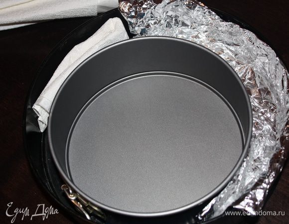 Форму для змейки делала сама, вставила одну форму в другую, закрепила, выстелила в несколько слоев фольгой.