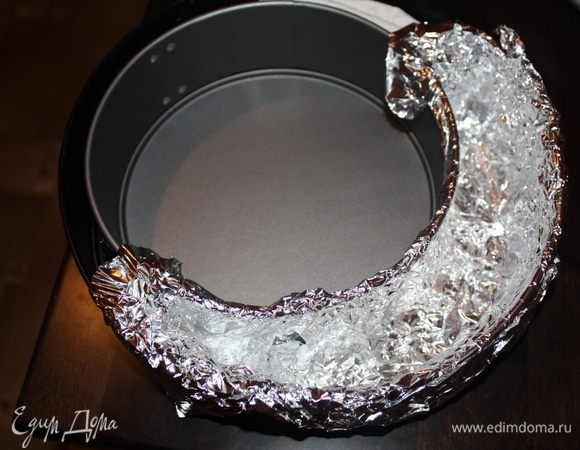 Выстилаем пищевой пленкой так, чтобы концы свисали.