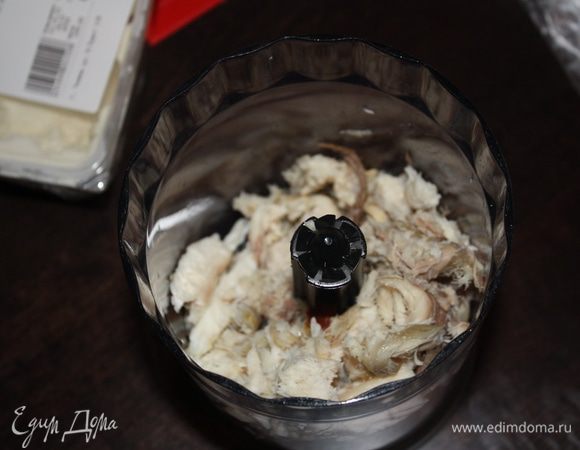 Скумбрию очищаем от косточек и складываем в блендер.