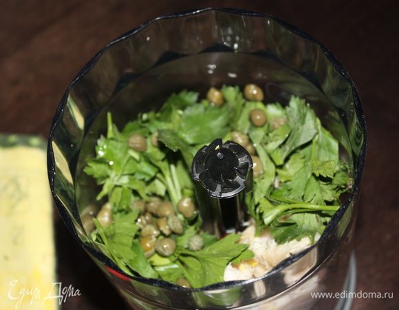 Туда же отправляем петрушку,каперсы и творожный сыр.