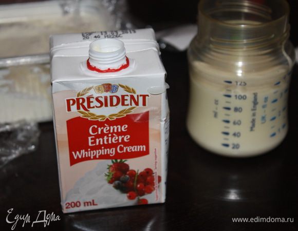 Вливаем сливки и взбиваем до однородности.
