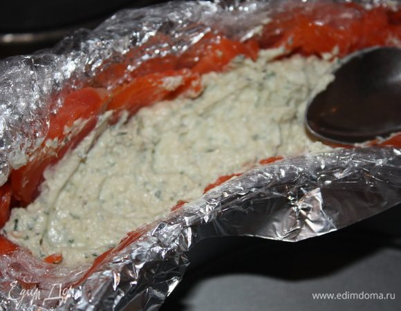 Выкладываем в форму на семгу, приминая ложкой.