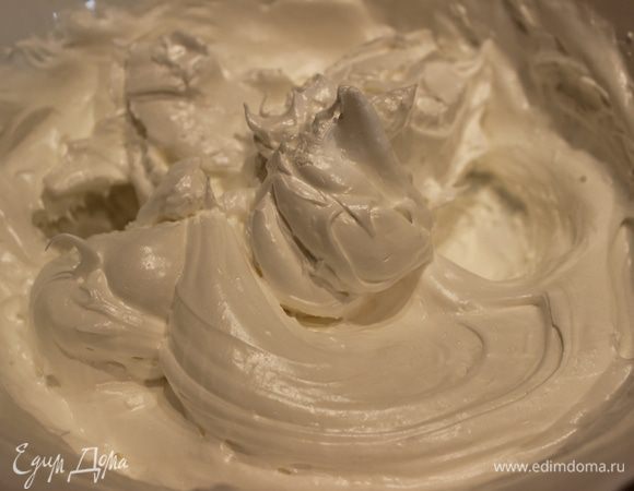 Готовим безе: взбить в пышную плотную пену белки с добавлением лимонного сока (несколько капель будет достаточно), сахар надо добавлять регулярно частями по 3 ч.л. Взбивать до полного растворения сахара