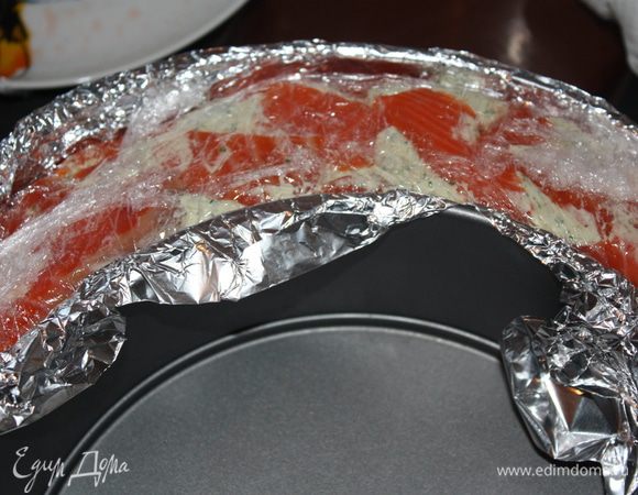 Закройте концами пленки и убирите в холодильник на 2 - 3 часа.