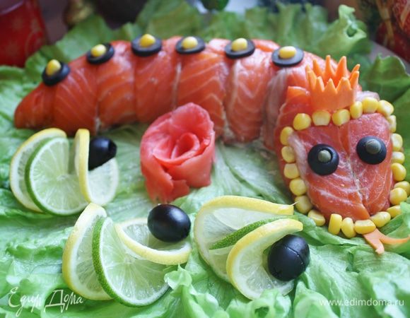 Переворачиваем на тарелку, придаем форму змеи и украшаем. к сожалению, у меня было очень мало времени, я ничего не успевала, поэтому не сфотографировала, как я делала эти украшения. Я использовала лимоны и лаймы, оливки для глаз и спинки, кукурузу для головы, морковь для языка и короны и имбирь для розочки. Приятного Вам аппетита!!!