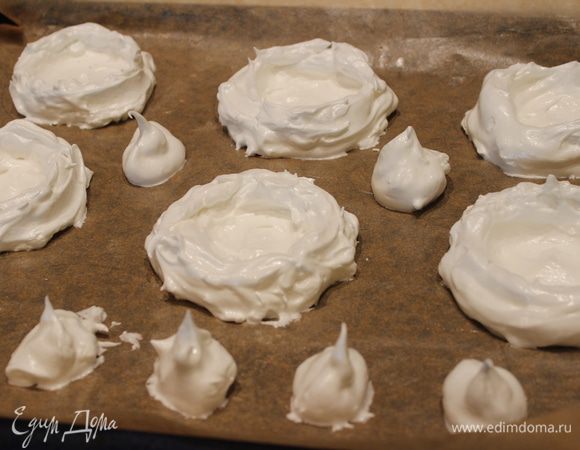 Разогреть духовой шкаф до температуры 150 градусов. На противень застелить бумагу для выпекания, смазать маслом. Разложить взбитые белки на несколько кучек (у меня вышло 6 штук и еще маленькие меренги). Чайной ложкой распределить массу таким образом, чтобы получились корзиночки. Запекать минут 20-30 (я люблю более хрустящие, поэтому держала подольше). После этого остудить при комнатной температуре