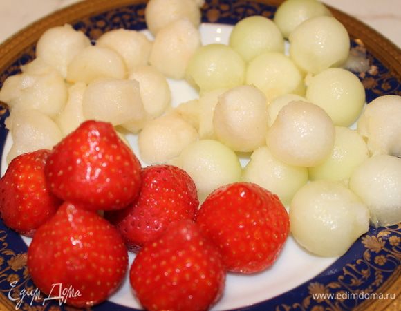 Подготовить фрукты: порезать клубнику, вырезать шарики из груши и дыни