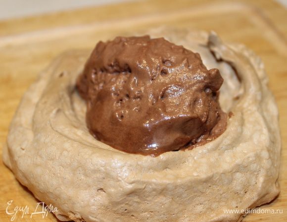 После того, как безе остынет, расположить в центре шоколадный мусс. Мусс должен быть охлажденным, но не застывшим