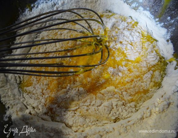 Яйца, муку, соль, водку тщательно перемешать.  Замесить не липкое тесто (муки может уйти до 300 г).