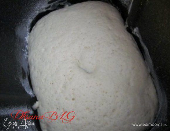 Для опары , дрожжи смешать с мукой, добавить теплое молоко. Замесить, накрыв пленкой оставит на 30 минут.