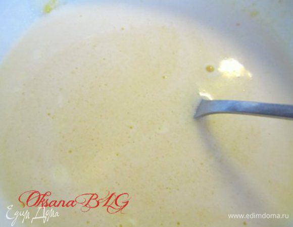 Добавить теплое молоко.