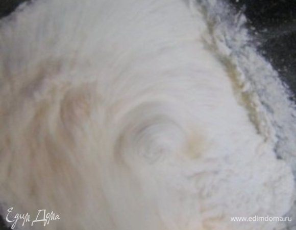 Ввести опару, добавить 250 г муки.