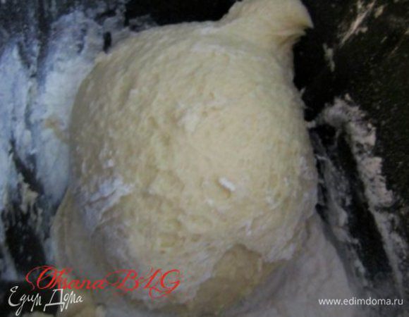 Замесить тесто. Тесто должно как бы схватится комом, отходить от стенок. Отравить тесто на 10-15 минут.