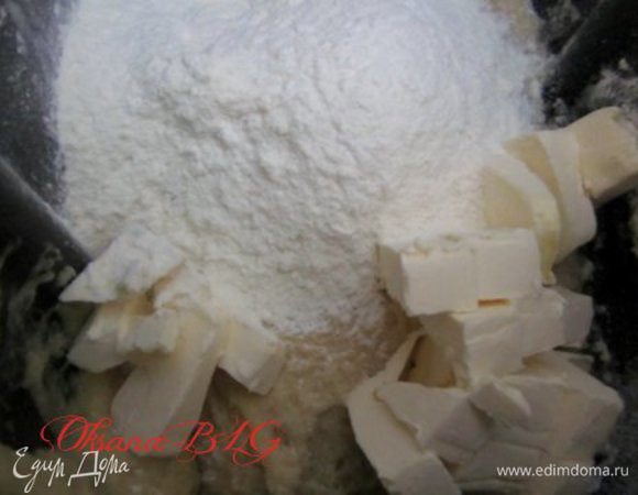 Добавить оставшуюся муки и масло нарезанное некрупным кубиком.