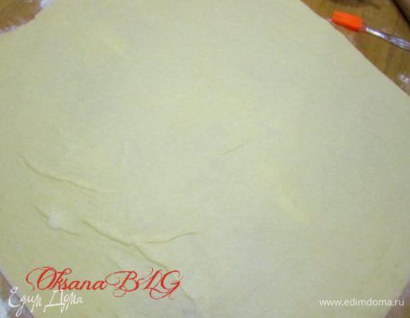 Раскатать тоненько тесто. Должен получится довольно большой пласт, примерно 50-60 см.