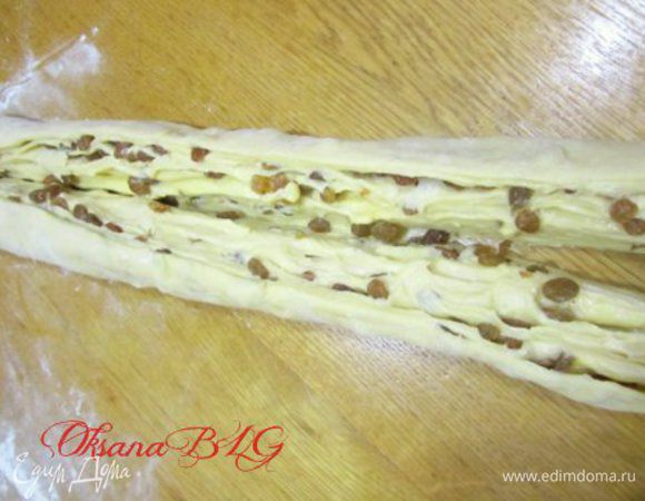 Скрутить в рулет. Положить рулет швом вниз. Разрезать на 2 части.