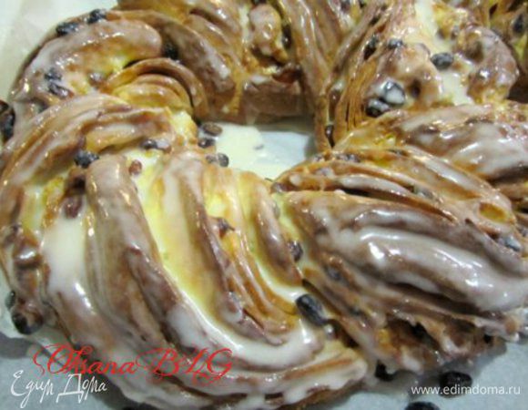 После приготовления смазать глазурью ( белок смешать с сахарной пудрой). 
Поставить на 1 - 2 минуты в теплую духовку. Охладить.