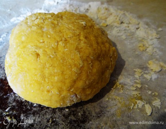 Тесто скатать в шар. Накрыть его пленкой и оставить настаиваться в течении 30 минут.