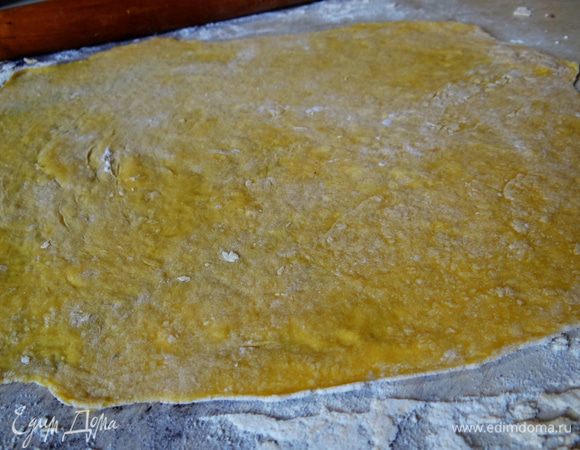 Тесто разделить на несколько частей. Каждую раскатать так тонко, как только у вас  получится.