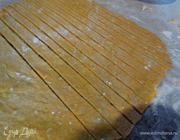 Разрезать тесто вертикально не очень толстыми полосками.  
