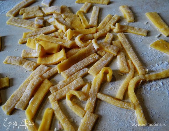 Каждую полоску порезать поперек. Внимание! Не делайте лапшу слишком длинной или широкой: при жарке за счет водки она и так слишком увеличится в объеме!  Потом, когда будет делать горку, все поломается и будет ужасно некрасиво, да и наша цель сделать калеве аккуратными, а не липахов здоровенных  нажарить да медом смазать. Такие вот  лапшинки получились  у меня. 