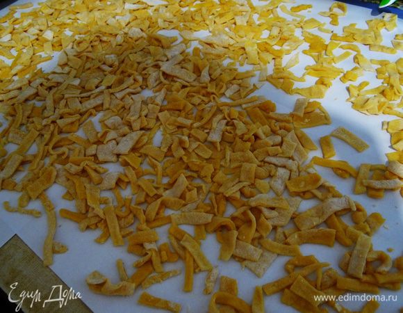 Выложить лапшу на поднос, стол, куда вам будет удобнее, покрытый полотенцем или бумагой.  Дать лапше полностью высохнуть (чтобы избежать прилипания).