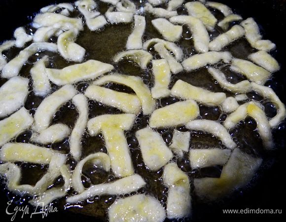 Нагреть масло в казане. Обжаривать лапшу в горячем (!) масле небольшими порциями (ибо готовится очень быстро). Периодически перемешивать во время жарки. Лапшинки должны принять кремовый (а не коричневый, а уж тем более черный :-) ) цвет. Сначала они "подрастут" и будут такими.