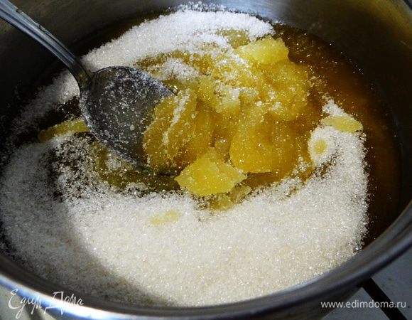 Обжаренную лапшу выложить на сито, дать стечь лишнему маслу (я просто вылаживала на бумажное полотенце). 
Готовим сироп. В сотейнике или кастрюльке растопить, постоянно помешивая,  сахар с медом. 