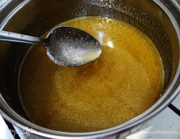 Сначала сироп будет густым и будут видны кристаллики сахара.