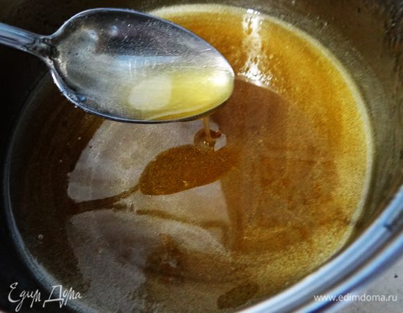 Потом масса станет более жидкой, сахар растворится и сироп станет полупрозрачным, тогда его уже можно снимать с огня. 