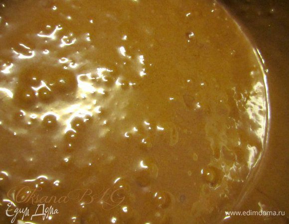 Коржи. Яйца взбить со сгущенным молоком. Добавить разрыхлитель, муку и какао.