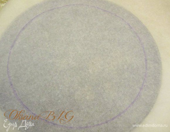 На пергаментной бумаге нарисовать форму коржа.