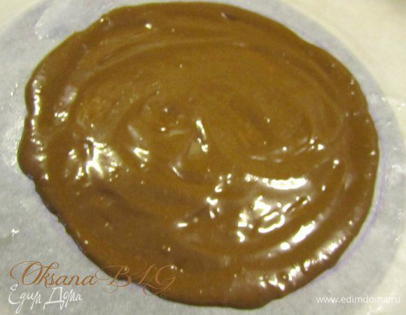 Выложить 1 полную ложку теста, распределить по намеченой форме.